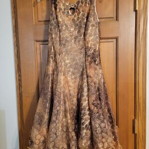 Chic Gold Patterned Maxi Dress